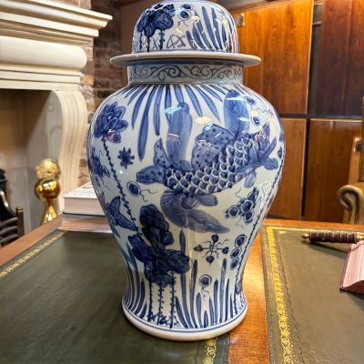 Beautiful Chinese blue storage jar 