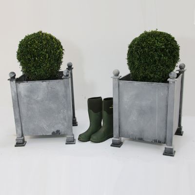 The large Merrion heavy duty planter with ball finial detail