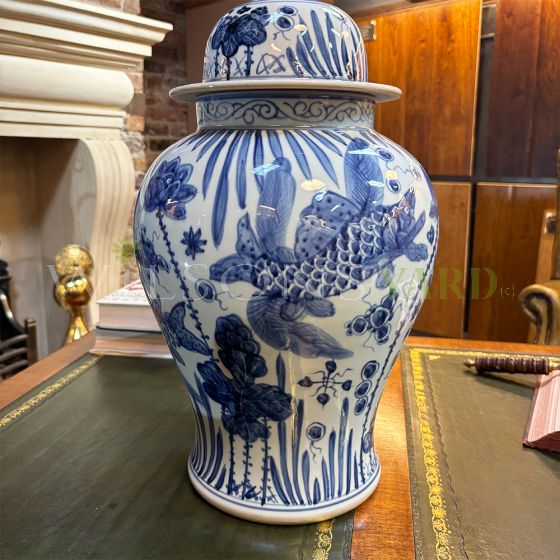 Beautiful Chinese blue storage jar 